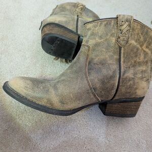 Very Volitile distressed Ieather boots 8.5